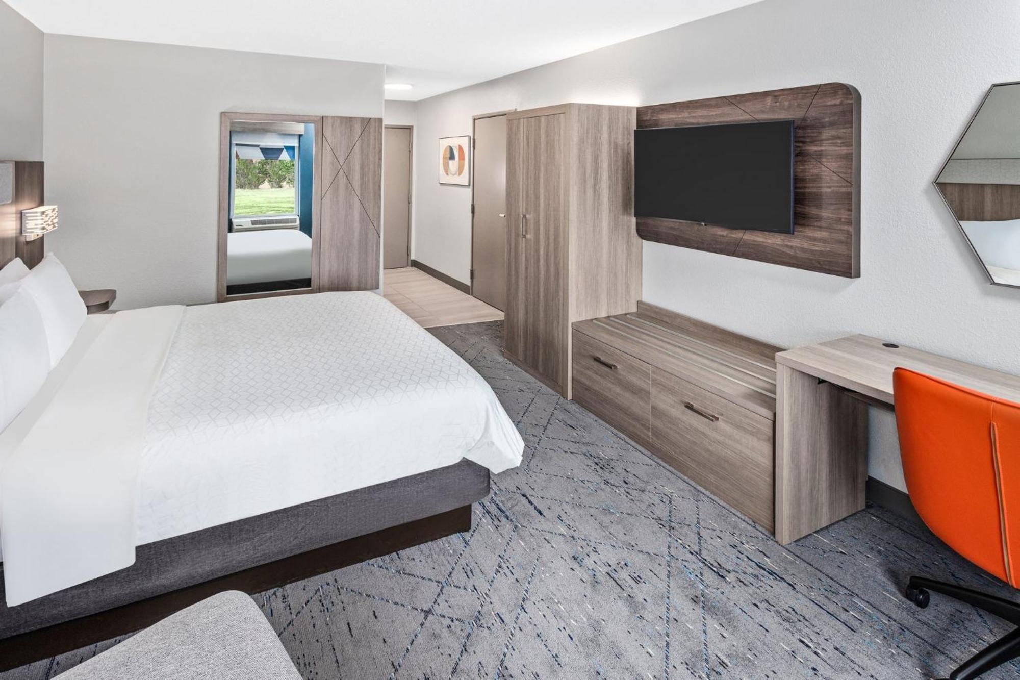 Express & Chicago-algonquin By Ihg Hotel