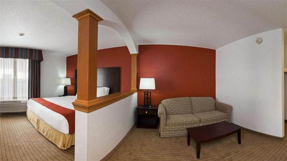 Express & Chicago-algonquin By Ihg Hotel