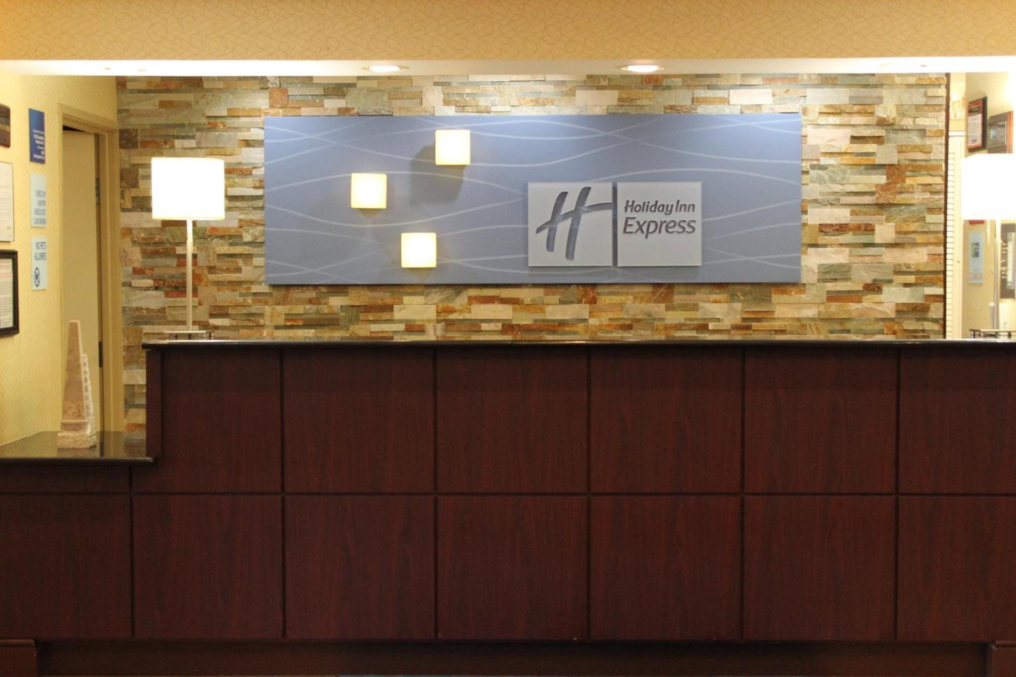 Holiday Express & Chicago-algonquin By Ihg Hotel Algonquin