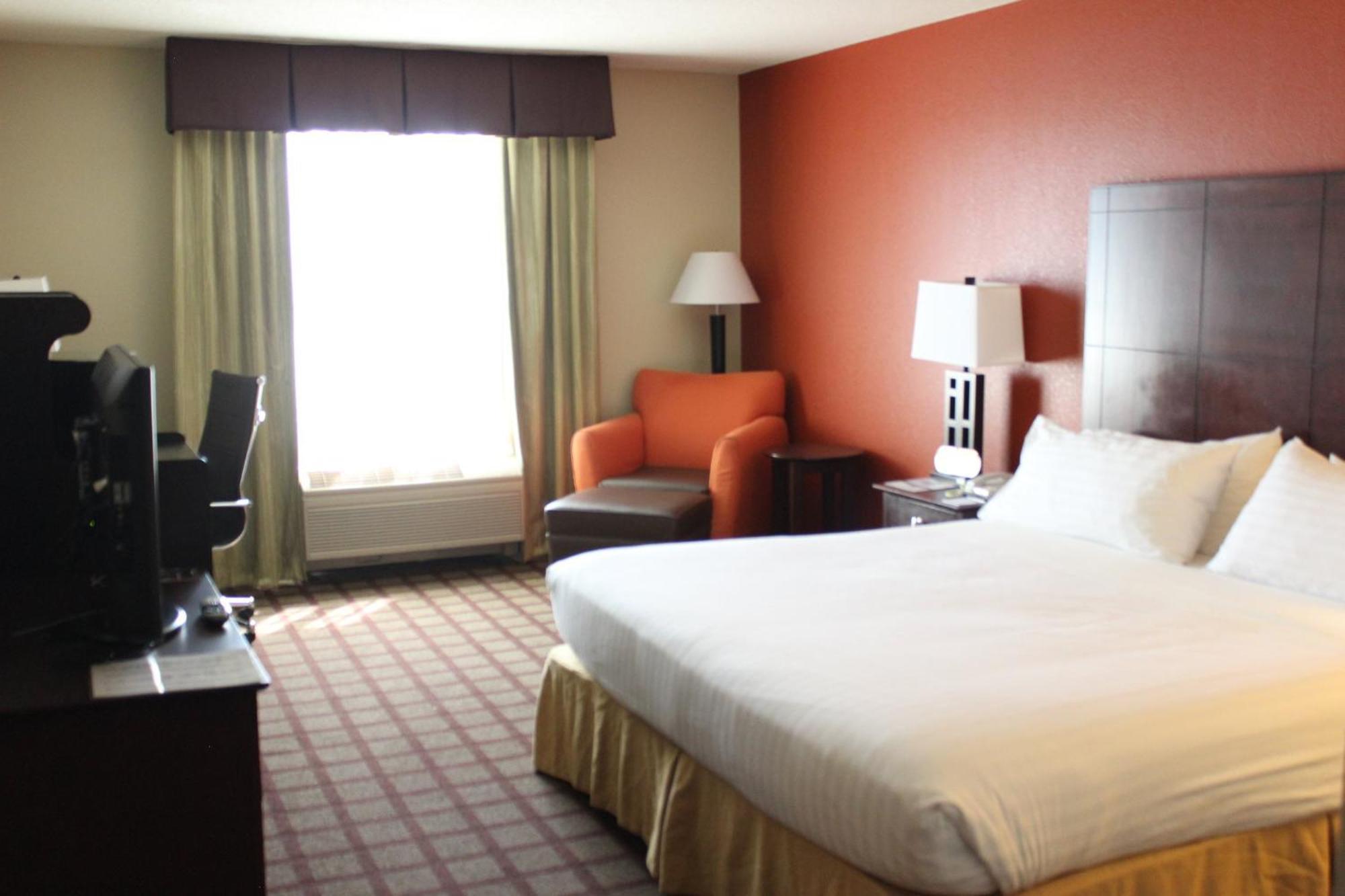 Express & Chicago-algonquin By Ihg Hotel