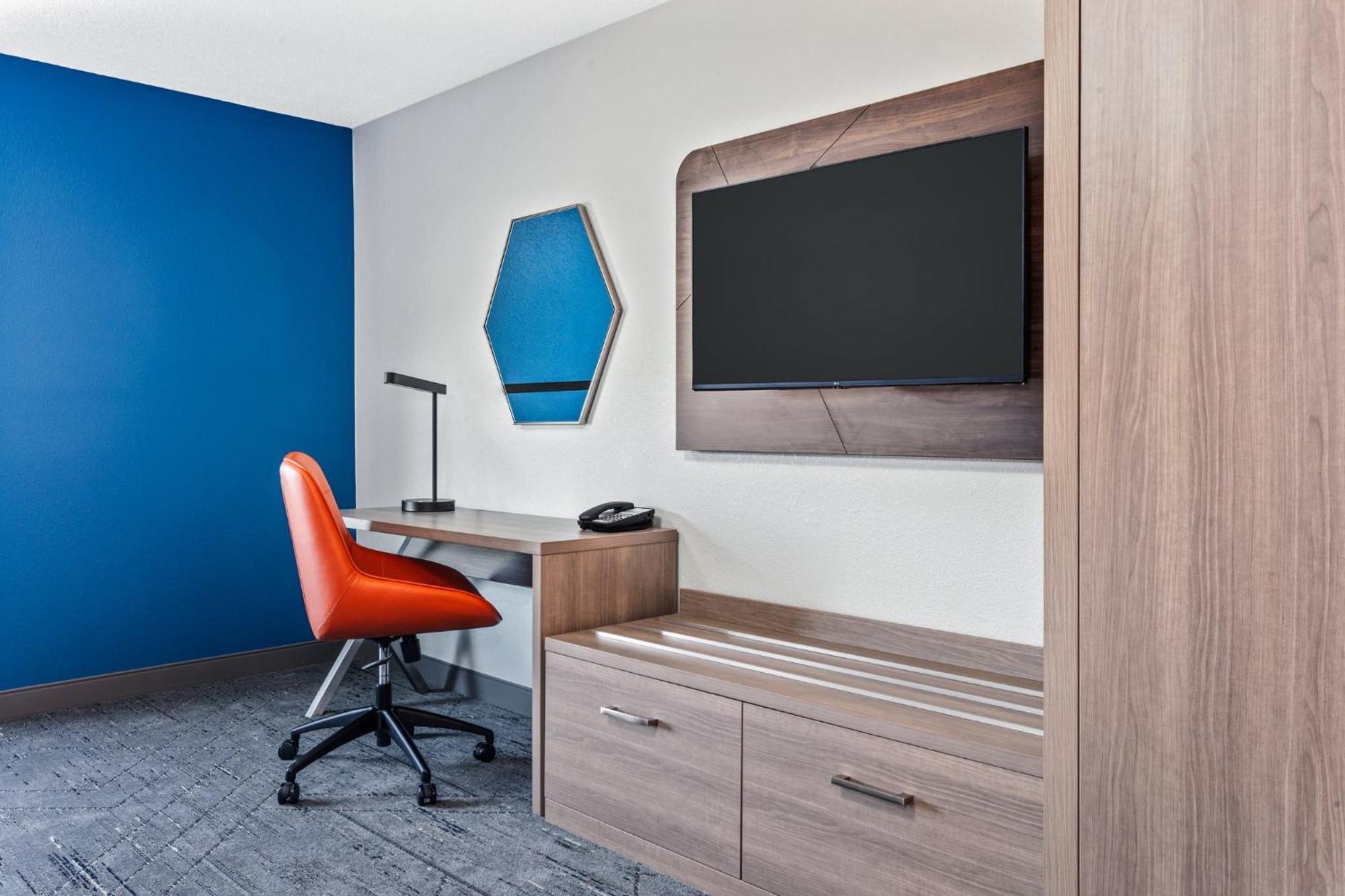 Express & Chicago-algonquin By Ihg Hotel