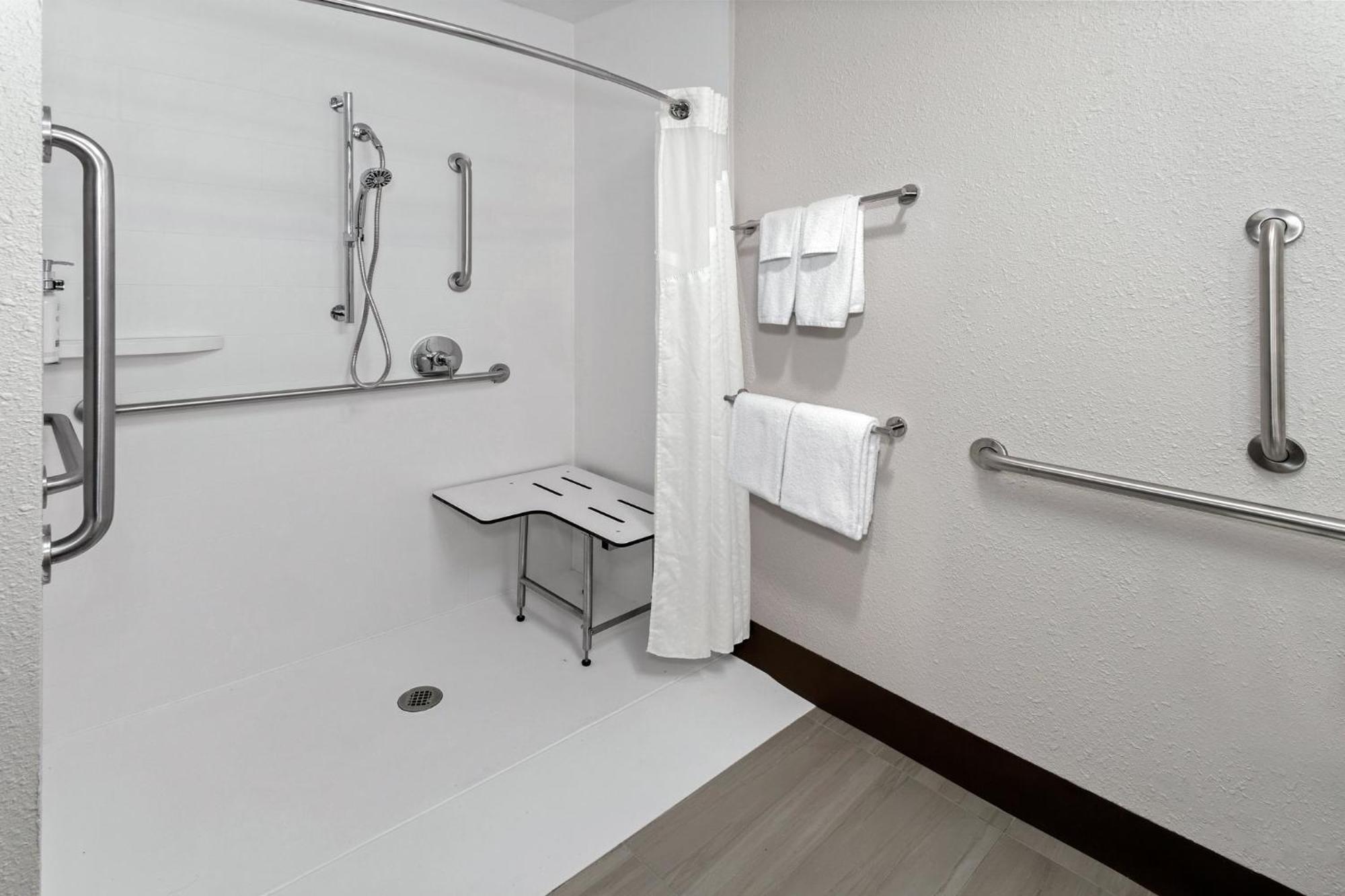 Express & Chicago-algonquin By Ihg Hotel 3*