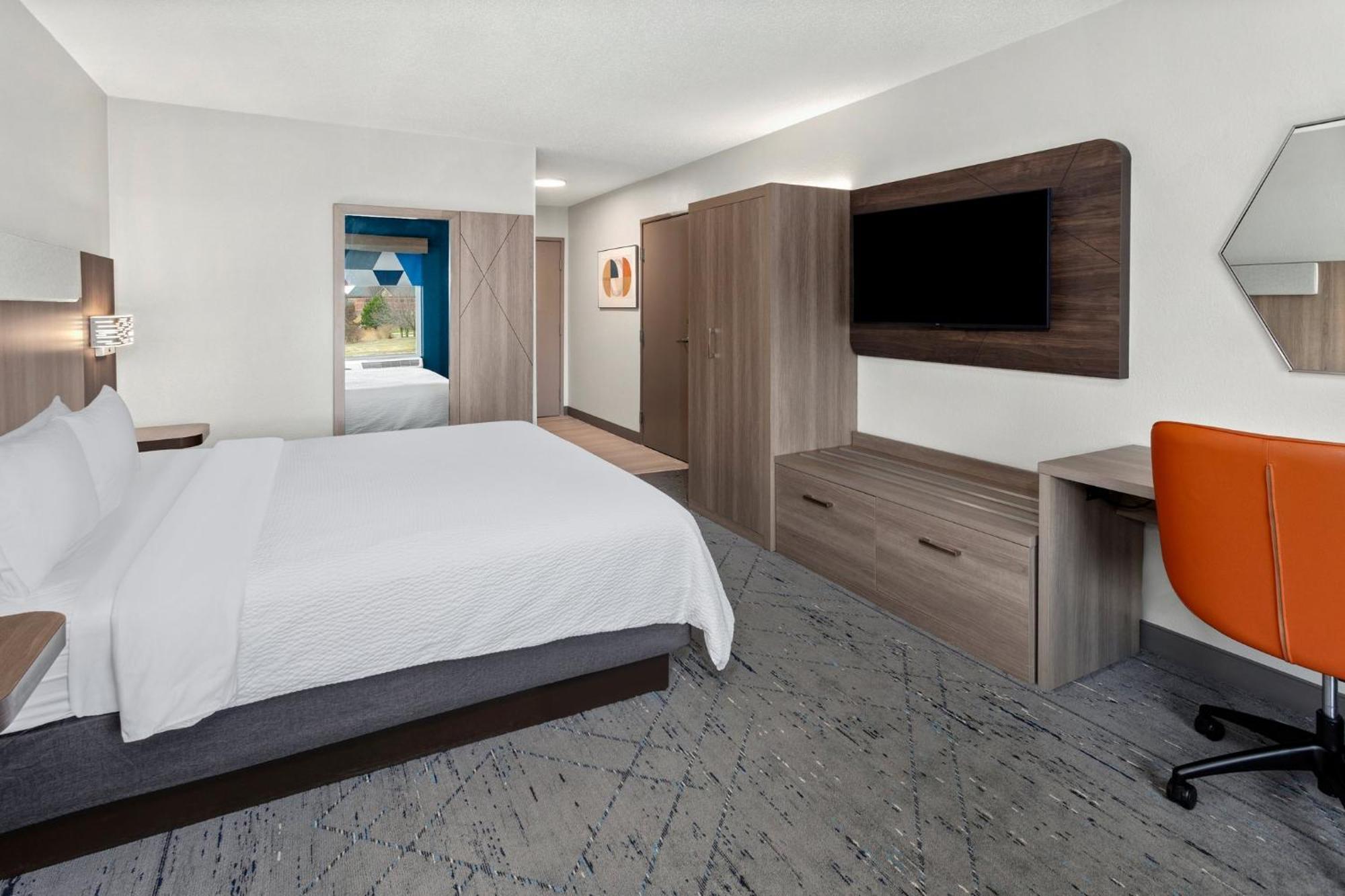 Express & Chicago-algonquin By Ihg Hotel